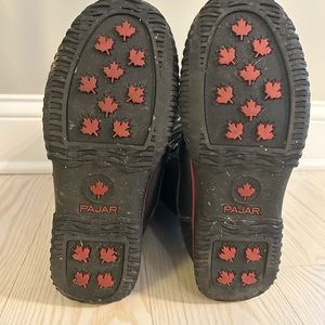 Pajar boots style with Canadian patch size 6